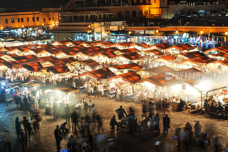 晚上Djemaa El Fna广场与库图比亚清真寺，马拉喀什，摩洛哥